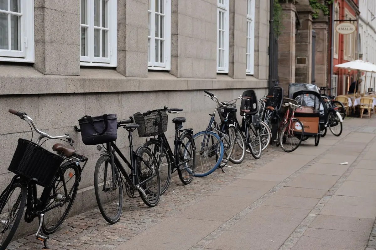 Cykler og fortov i København.