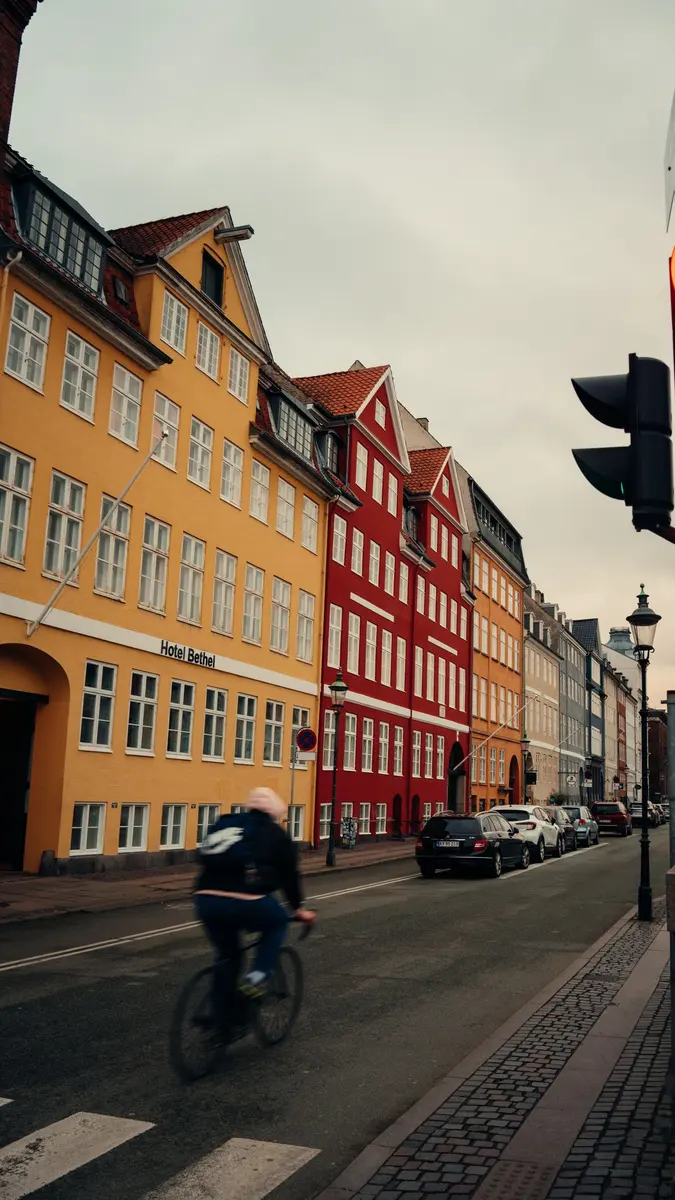 Cyklist ved en dansk bygade.