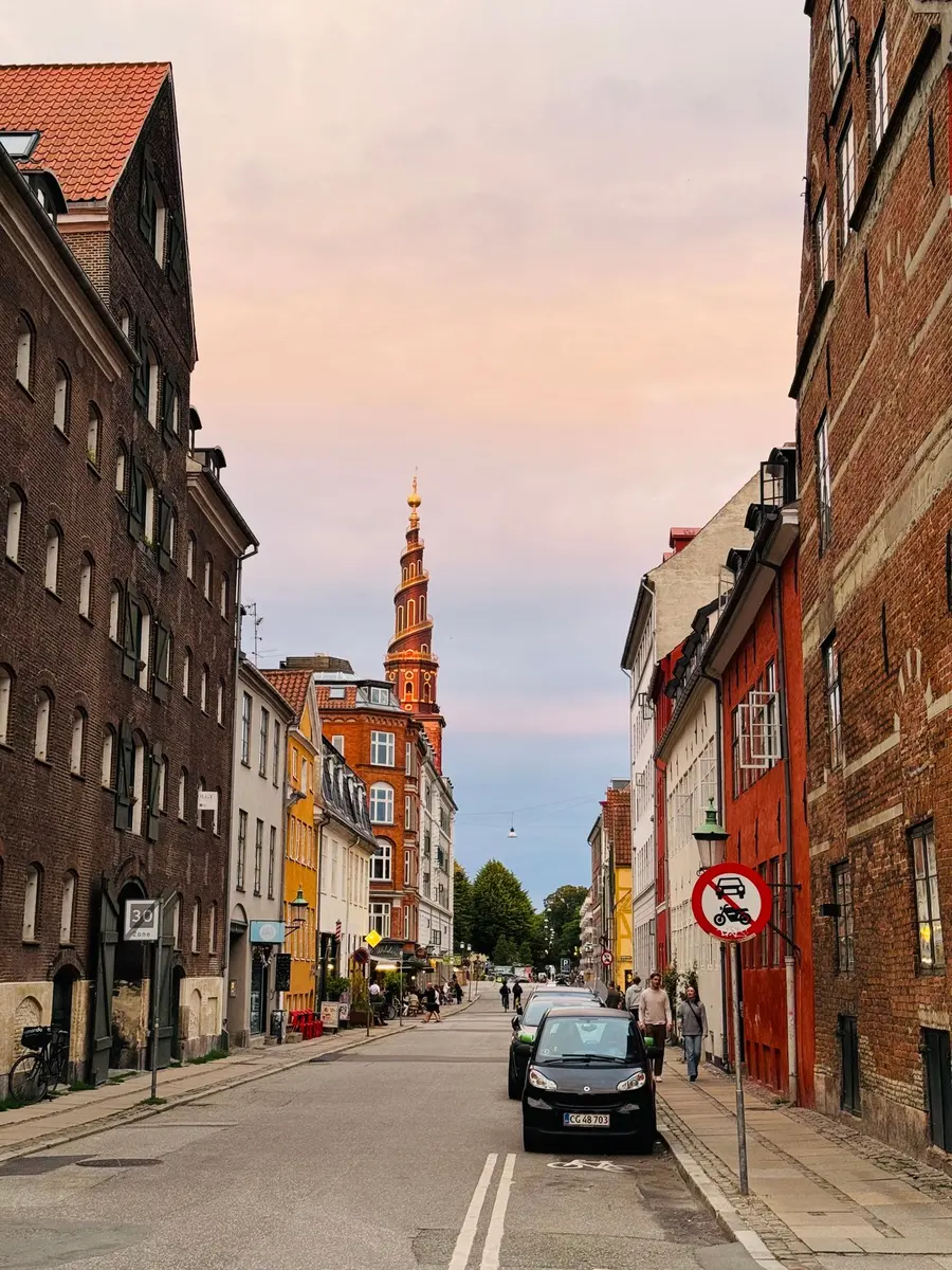 Gade på Christianshavn med biler parkeret langs kantstenen.