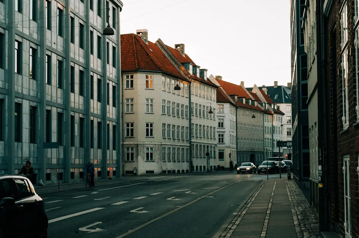 Parkerede biler ved et by- og erhvervsmiljø.