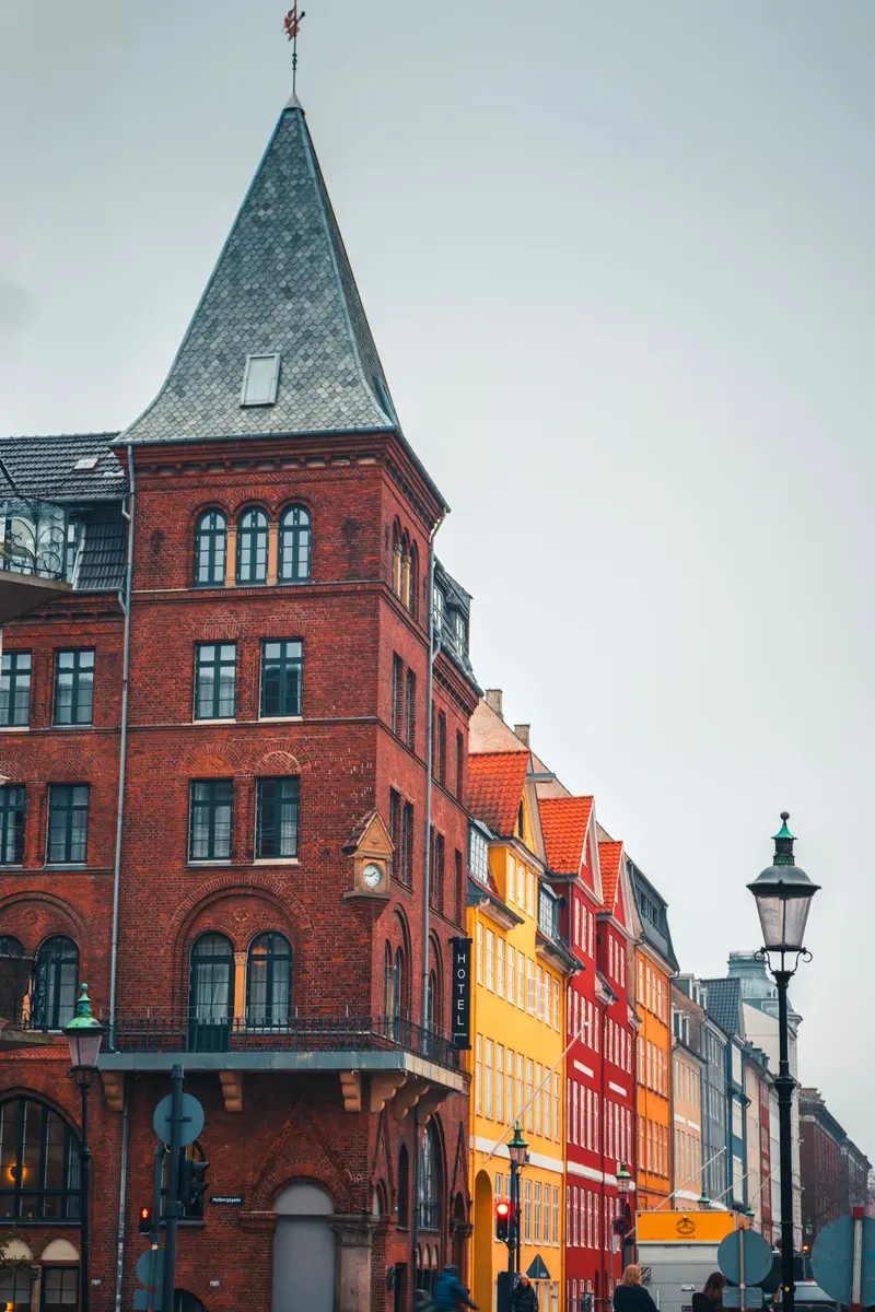 Parkerede biler og bymiljø i København.