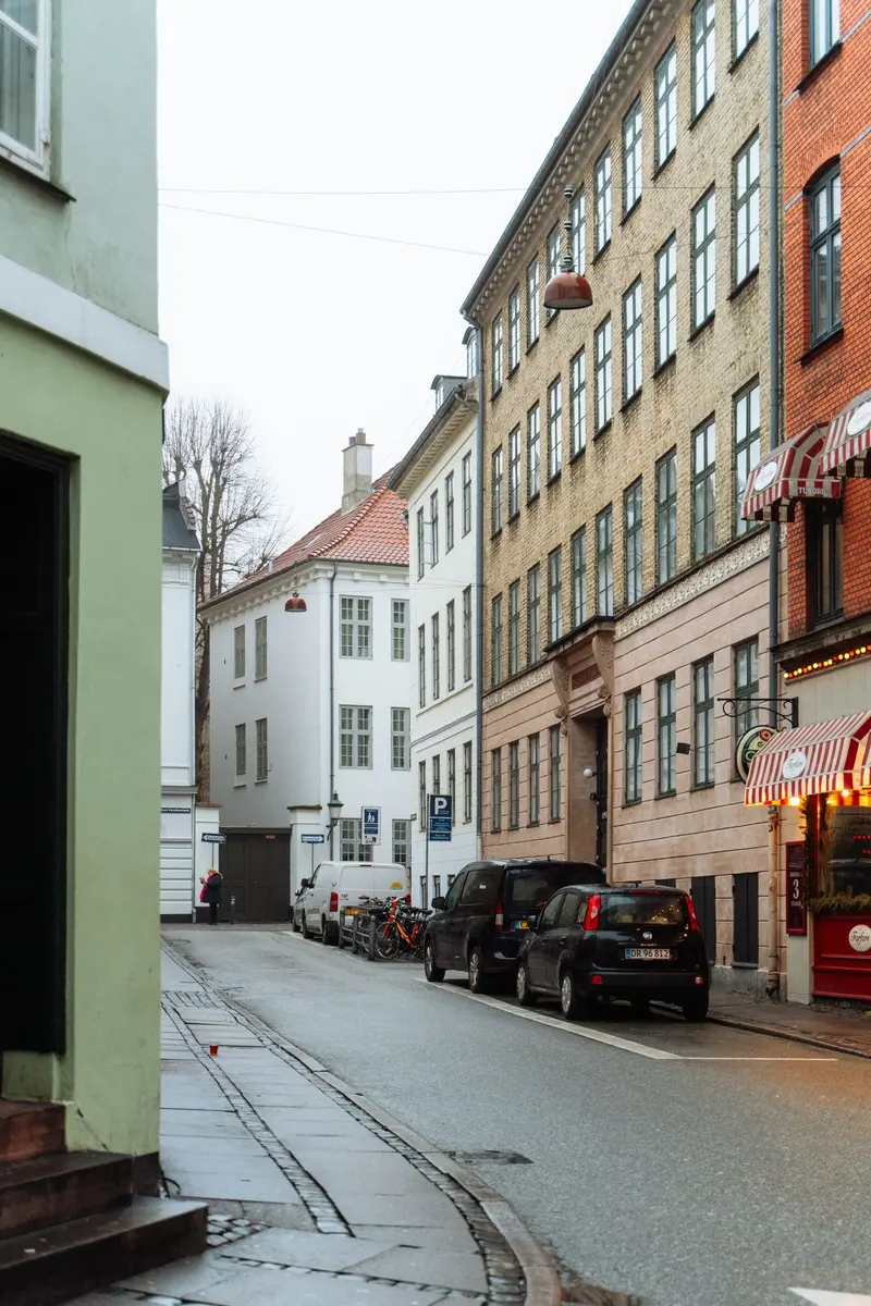 Københavnsk gade på en vinterdag med biler langs vejen.